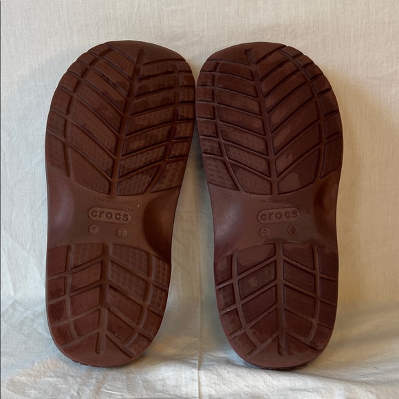 CROCS Men's 7/Womens 9 in Burgundy Slip-On Mammoth Mule Clogs - Picture 2 of 9